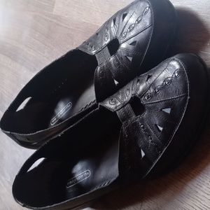 Easy Spirit size 10 leather slip on's